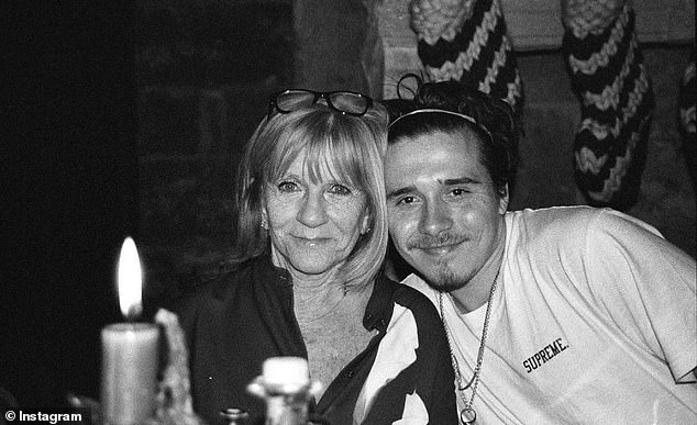 Mẹ của Victoria Beckham cầu xin cháu trai Brooklyn về nhà đón Giáng sinh sau 1 năm xa cách gia đình- Ảnh 1.