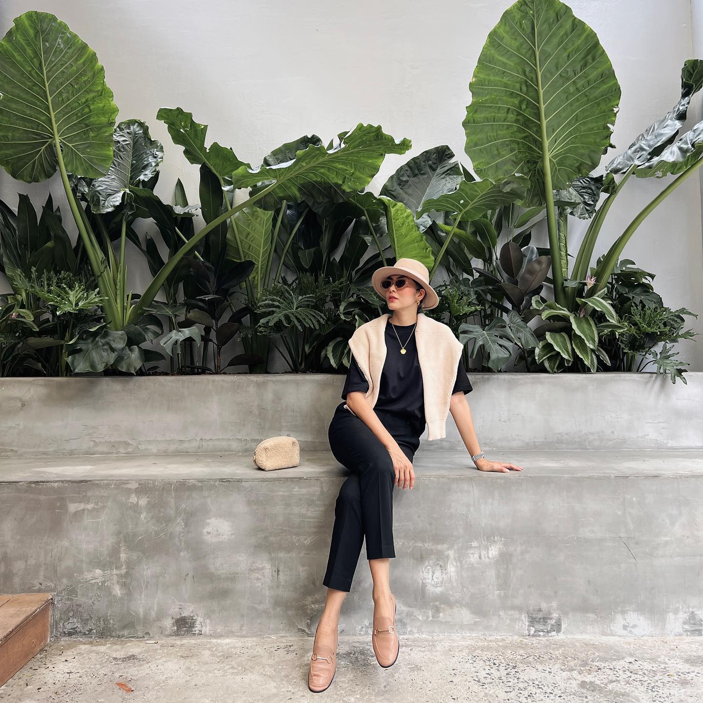 4 mẫu giày bệt khiến các mỹ nhân Việt "mê không lối thoát" từ năm này qua năm khác- Ảnh 11. 4 mẫu giày bệt khiến các mỹ nhân Việt "mê không lối thoát" từ năm này qua năm khác- Ảnh 11.