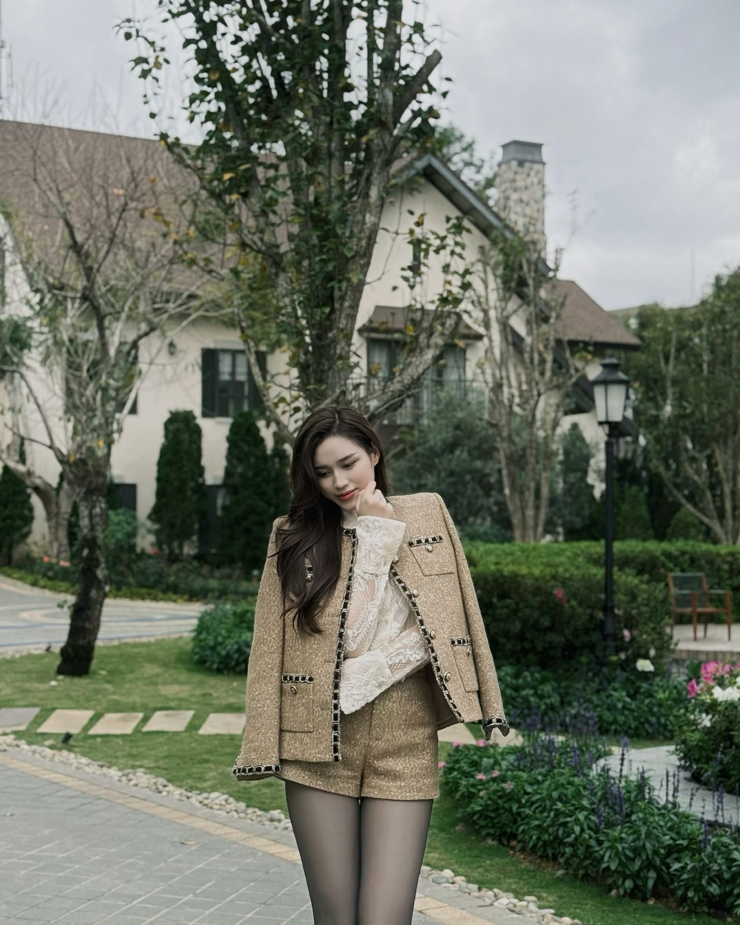 Riêng khoản diện trang phục ngắn, chị em cứ tham khảo 10 set đồ của mỹ nhân Việt vì sành điệu miễn bàn- Ảnh 6. Riêng khoản diện trang phục ngắn, chị em cứ tham khảo 10 set đồ của mỹ nhân Việt vì sành điệu miễn bàn- Ảnh 6.