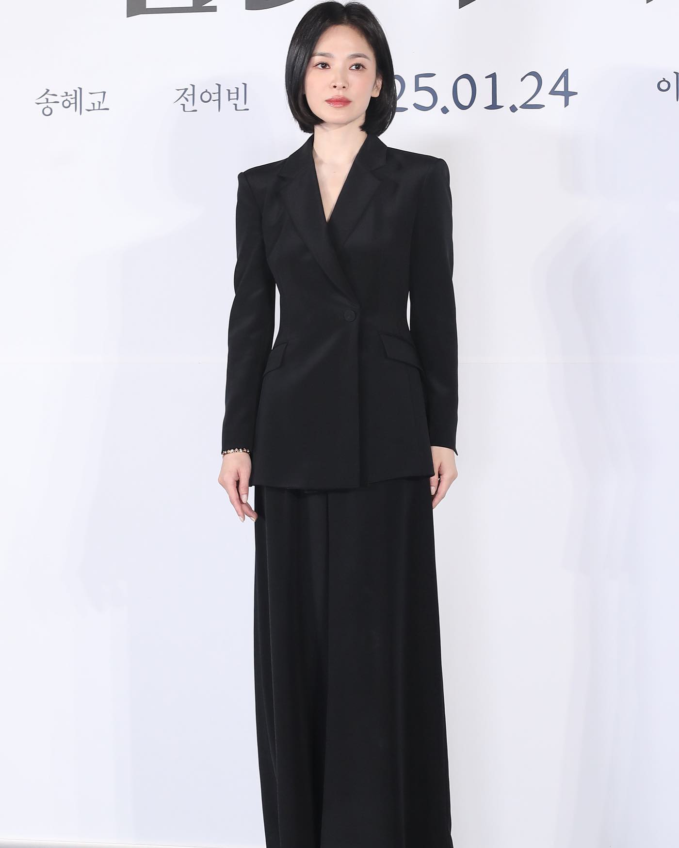 Phụ nữ U50, để tóc ngắn mặc gì đẹp nhất: 9 set đồ của Song Hye Kyo chính là đáp án- Ảnh 8. Phụ nữ U50, để tóc ngắn mặc gì đẹp nhất: 9 set đồ của Song Hye Kyo chính là đáp án- Ảnh 8.