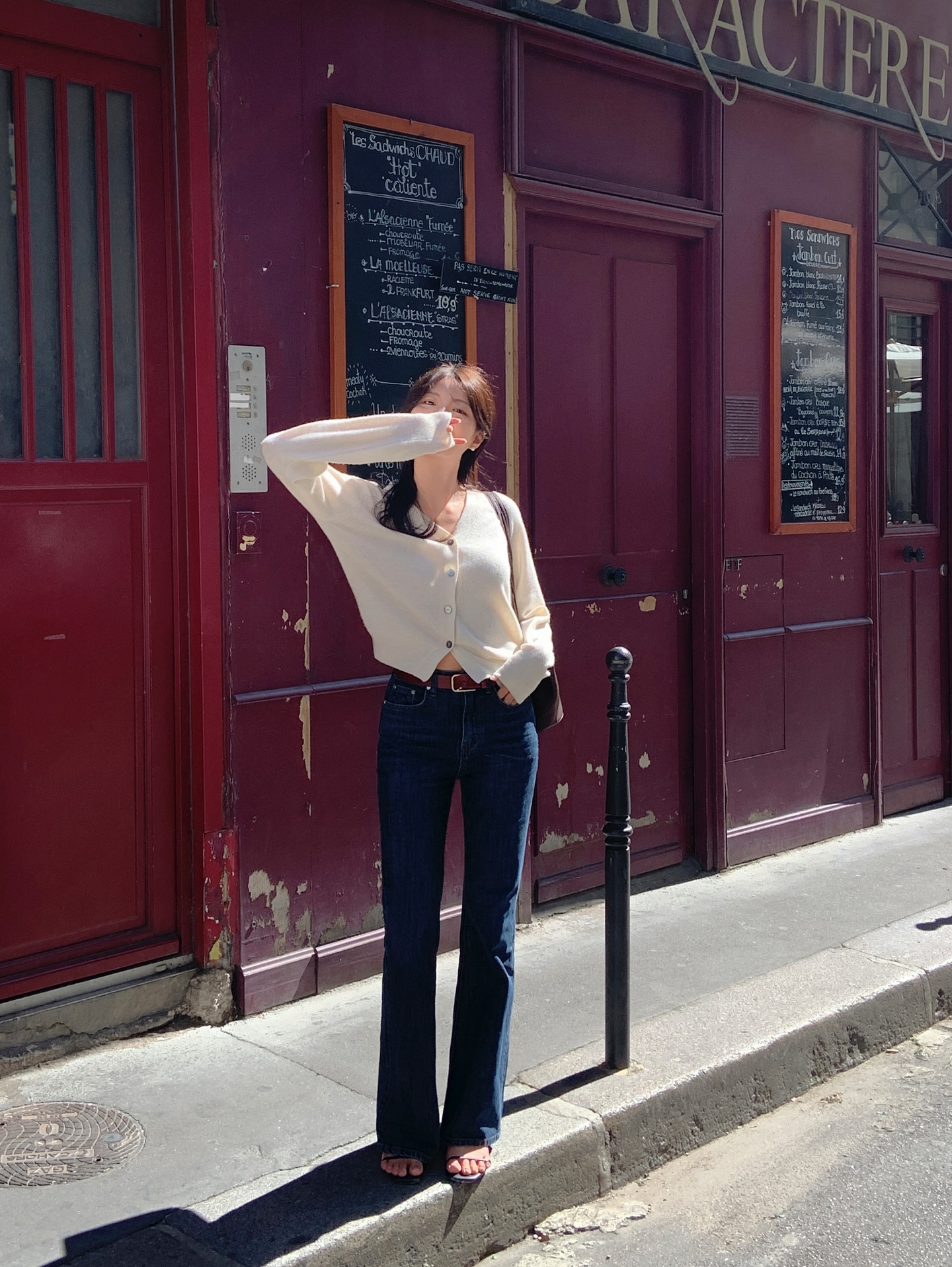 5 cách mặc áo len theo style tối giản, áp dụng suốt mùa đông năm nay cũng không thấy chán- Ảnh 8. 5 cách mặc áo len theo style tối giản, áp dụng suốt mùa đông năm nay cũng không thấy chán- Ảnh 8.