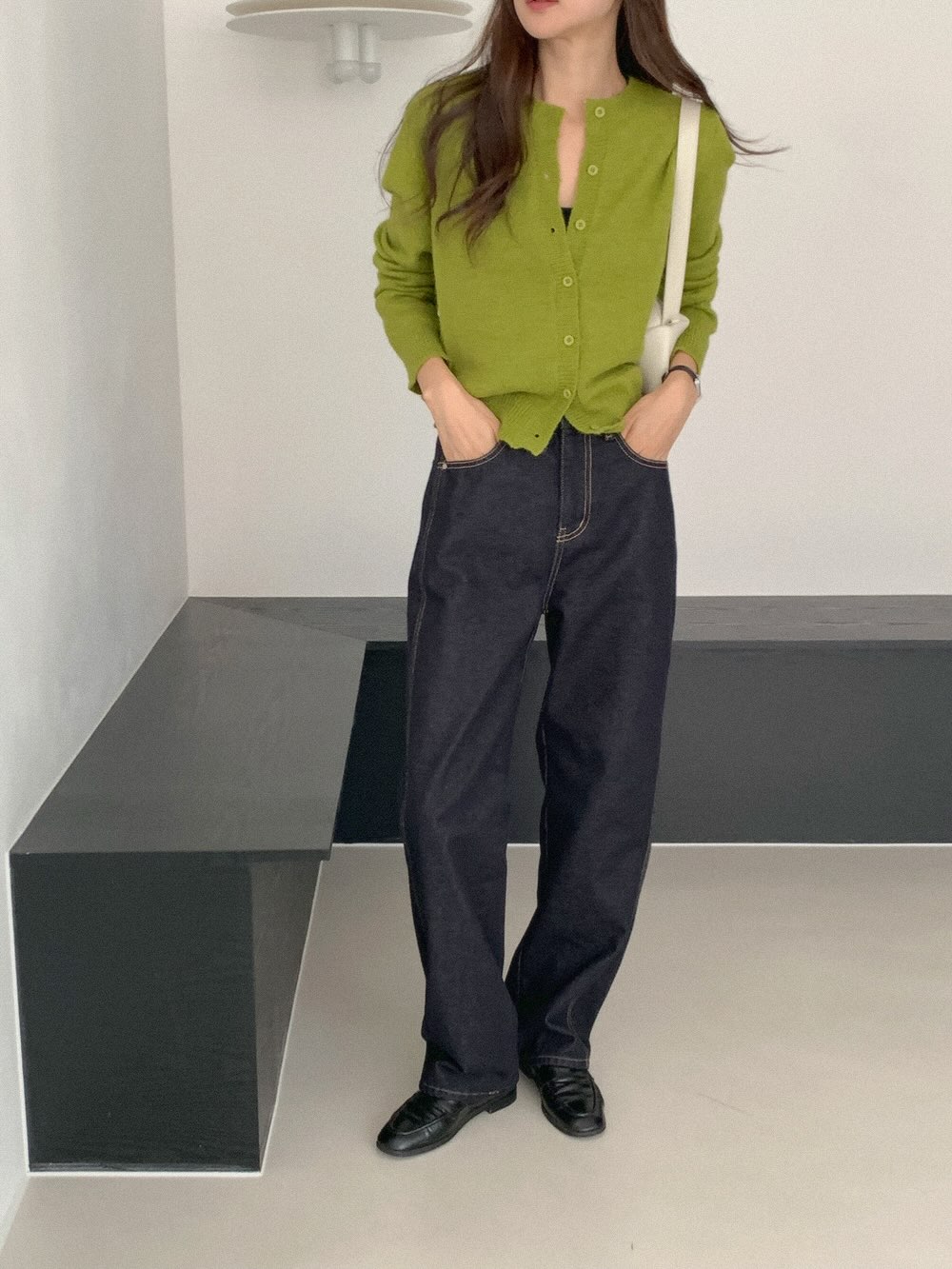 5 mẫu áo hoàn hảo để mix cùng quần ống rộng, mặc đơn giản mà chuẩn sành điệu chính là đây- Ảnh 3. 5 mẫu áo hoàn hảo để mix cùng quần ống rộng, mặc đơn giản mà chuẩn sành điệu chính là đây- Ảnh 3.