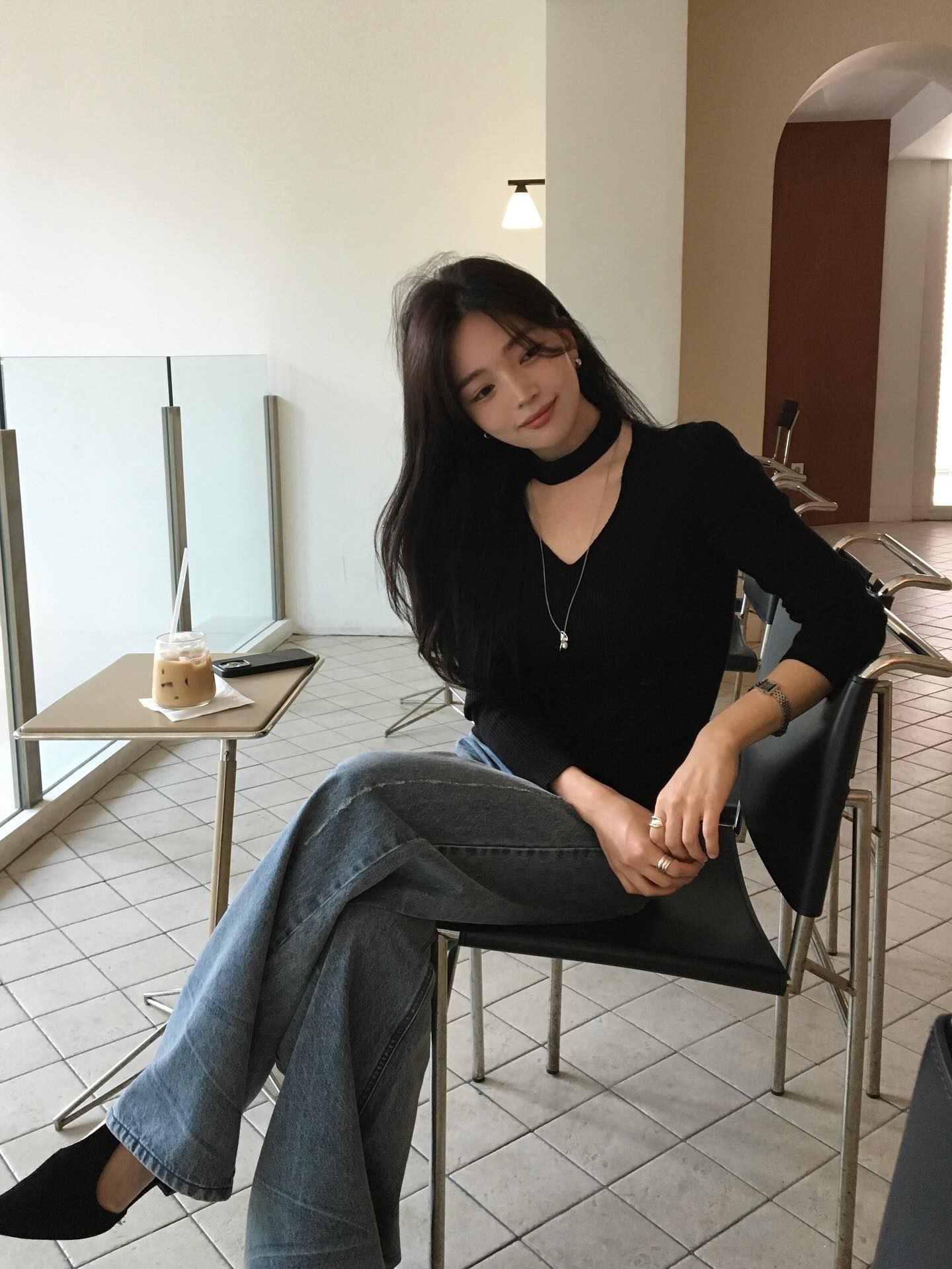 5 cách mặc áo len theo style tối giản, áp dụng suốt mùa đông năm nay cũng không thấy chán- Ảnh 7. 5 cách mặc áo len theo style tối giản, áp dụng suốt mùa đông năm nay cũng không thấy chán- Ảnh 7.