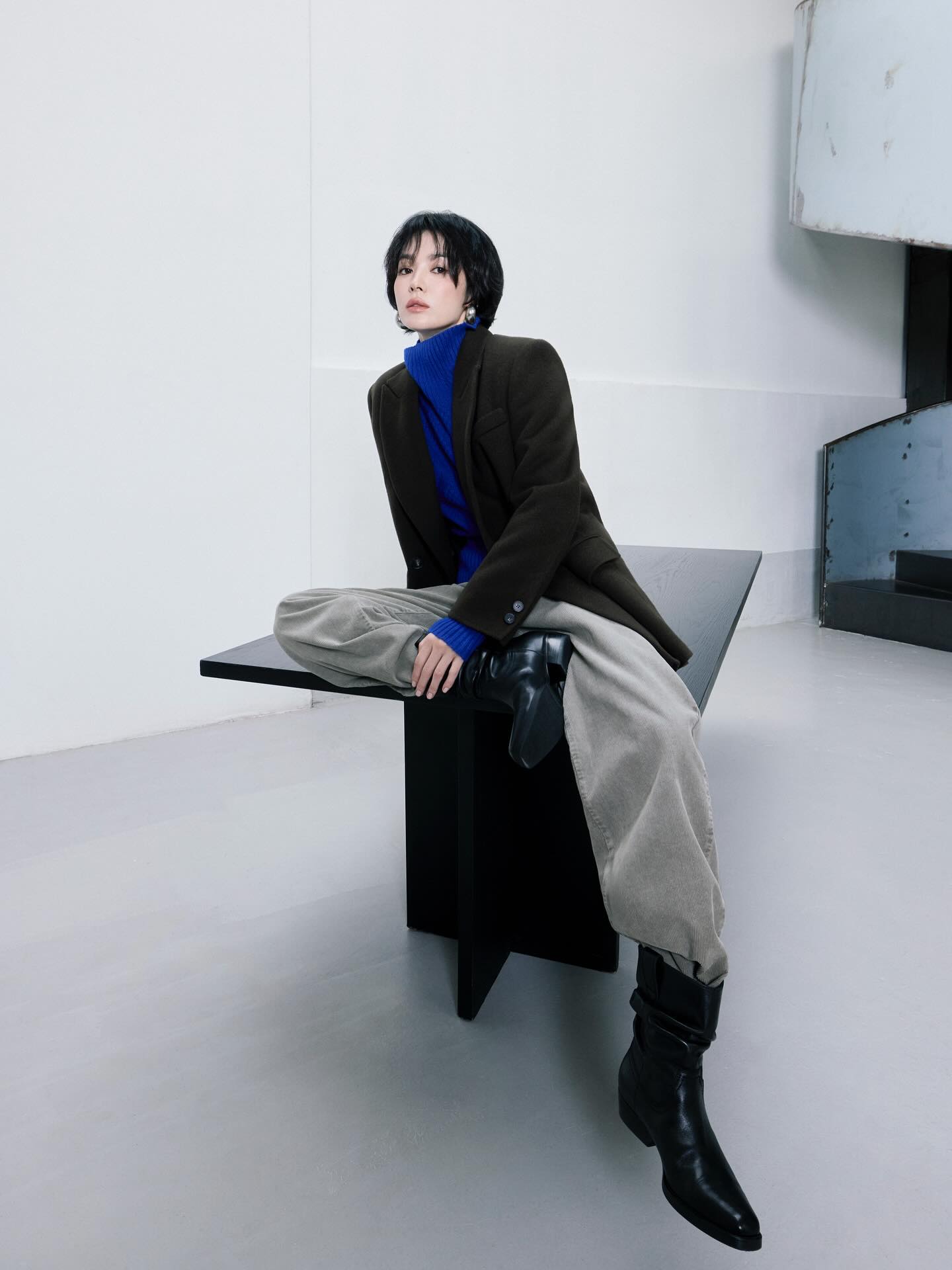 Phụ nữ U50, để tóc ngắn mặc gì đẹp nhất: 9 set đồ của Song Hye Kyo chính là đáp án- Ảnh 4. Phụ nữ U50, để tóc ngắn mặc gì đẹp nhất: 9 set đồ của Song Hye Kyo chính là đáp án- Ảnh 4.