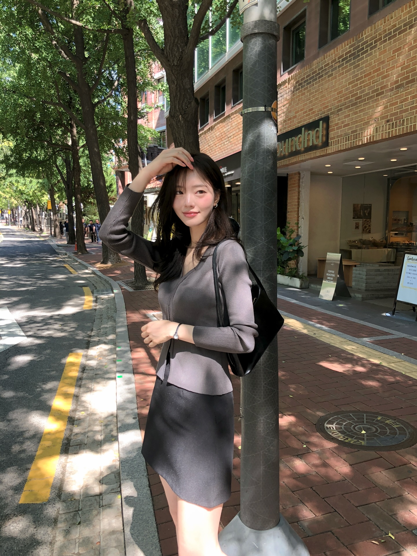 5 cách mặc áo len theo style tối giản, áp dụng suốt mùa đông năm nay cũng không thấy chán- Ảnh 2. 5 cách mặc áo len theo style tối giản, áp dụng suốt mùa đông năm nay cũng không thấy chán- Ảnh 2.