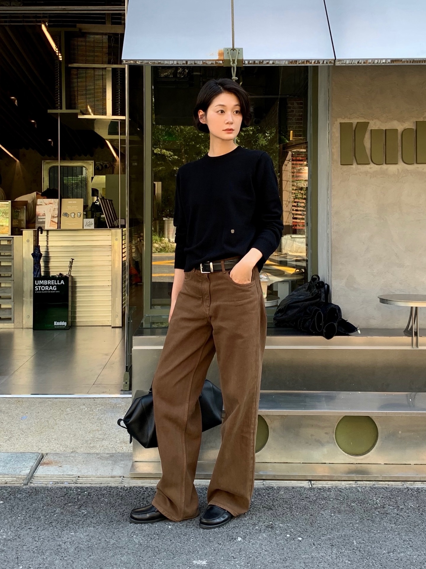 5 mẫu áo hoàn hảo để mix cùng quần ống rộng, mặc đơn giản mà chuẩn sành điệu chính là đây- Ảnh 11. 5 mẫu áo hoàn hảo để mix cùng quần ống rộng, mặc đơn giản mà chuẩn sành điệu chính là đây- Ảnh 11.