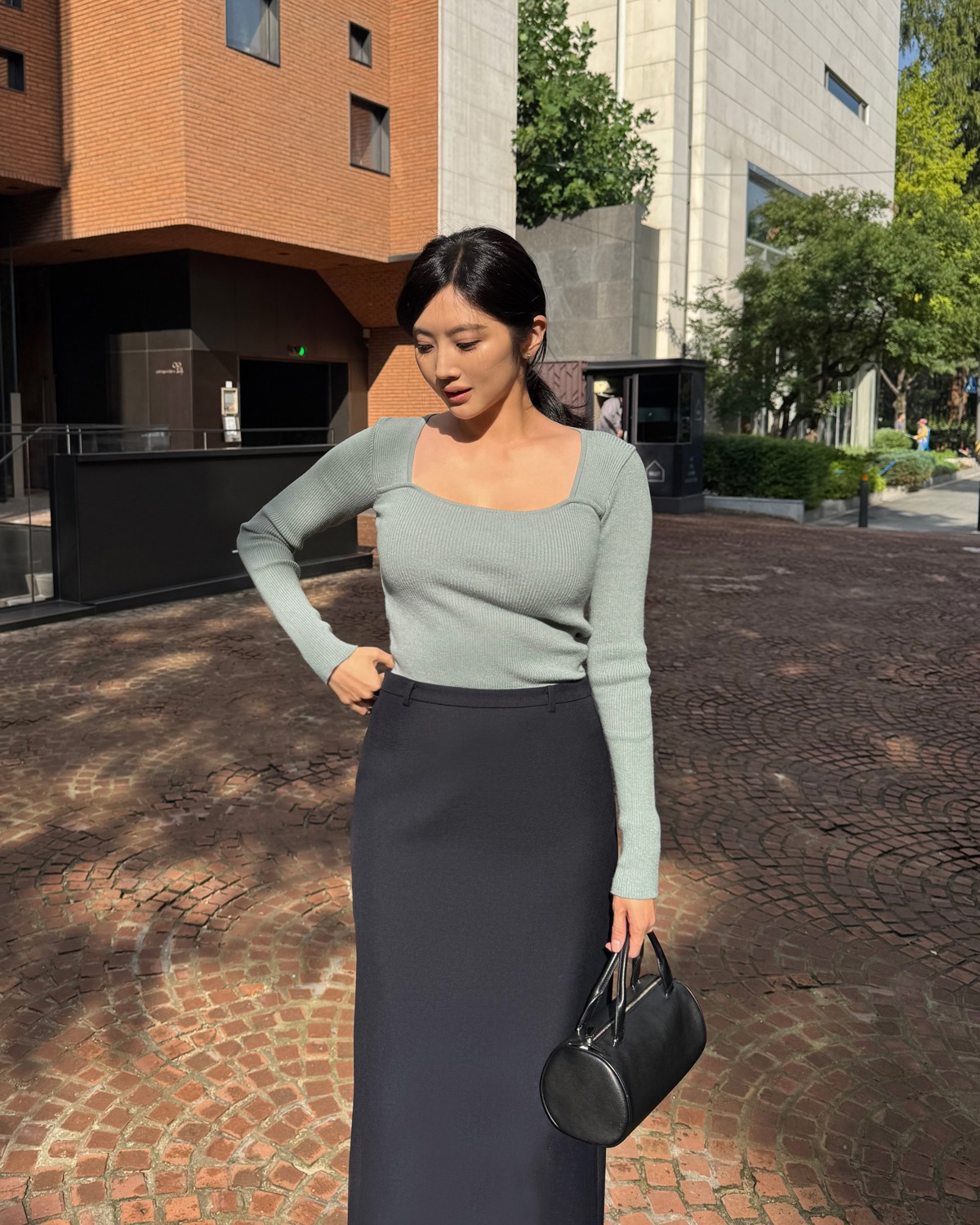 5 cách mặc áo len theo style tối giản, áp dụng suốt mùa đông năm nay cũng không thấy chán- Ảnh 4. 5 cách mặc áo len theo style tối giản, áp dụng suốt mùa đông năm nay cũng không thấy chán- Ảnh 4.