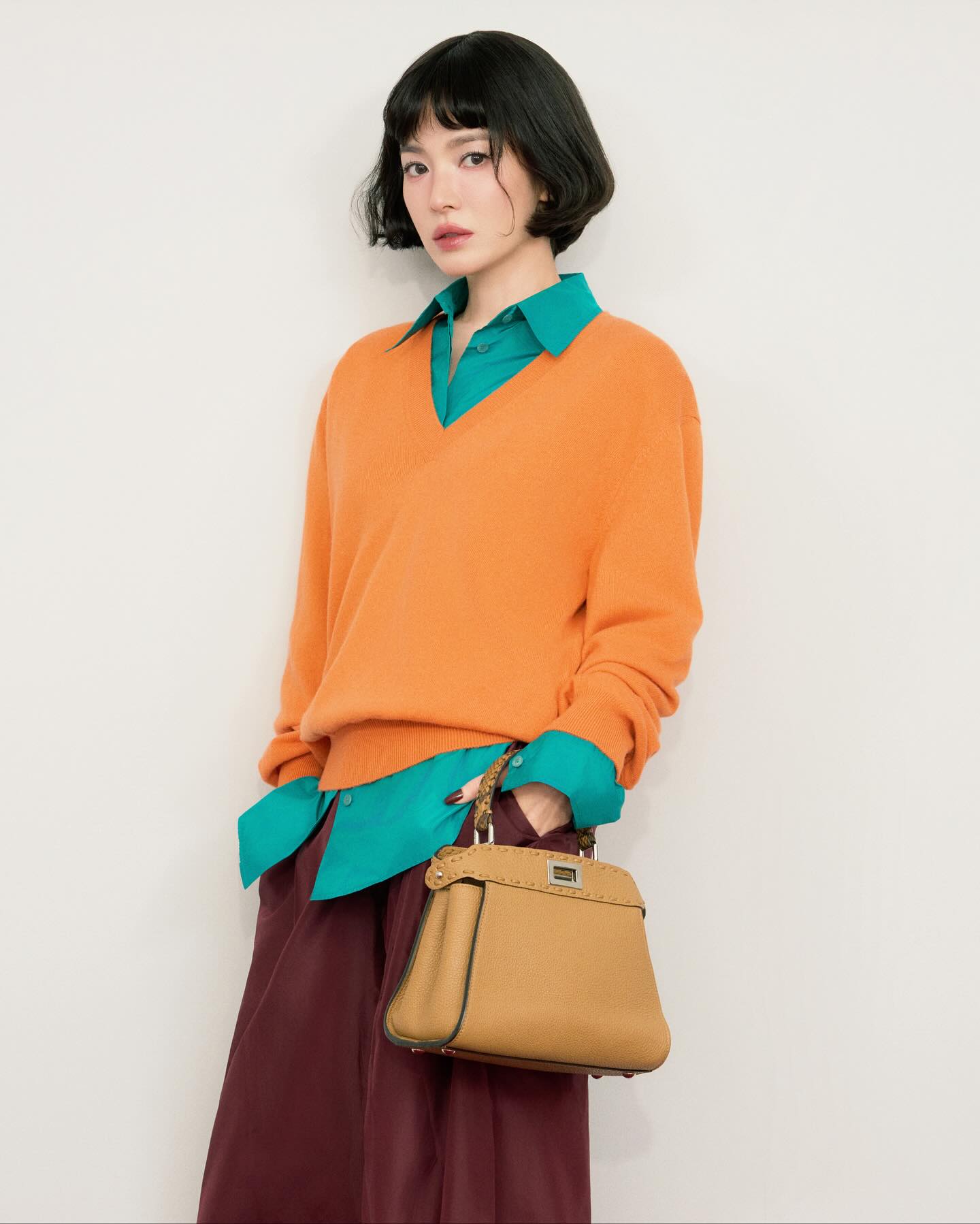 Phụ nữ U50, để tóc ngắn mặc gì đẹp nhất: 9 set đồ của Song Hye Kyo chính là đáp án- Ảnh 2. Phụ nữ U50, để tóc ngắn mặc gì đẹp nhất: 9 set đồ của Song Hye Kyo chính là đáp án- Ảnh 2.