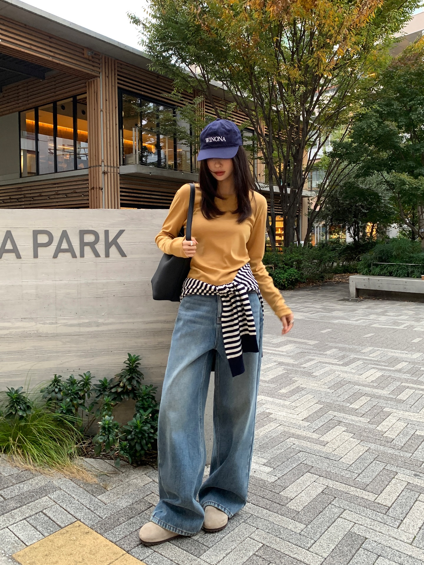 5 mẫu áo hoàn hảo để mix cùng quần ống rộng, mặc đơn giản mà chuẩn sành điệu chính là đây- Ảnh 13. 5 mẫu áo hoàn hảo để mix cùng quần ống rộng, mặc đơn giản mà chuẩn sành điệu chính là đây- Ảnh 13.