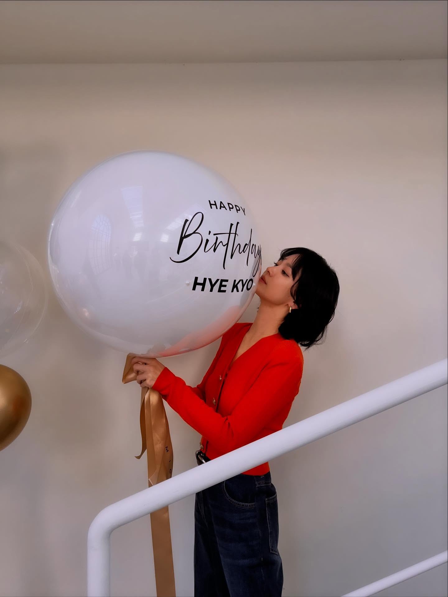 Phụ nữ U50, để tóc ngắn mặc gì đẹp nhất: 9 set đồ của Song Hye Kyo chính là đáp án- Ảnh 1. Phụ nữ U50, để tóc ngắn mặc gì đẹp nhất: 9 set đồ của Song Hye Kyo chính là đáp án- Ảnh 1.