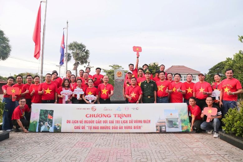 Chạm vào tổ quốc từ những cột mốc biên cương- Ảnh 1. Chạm vào tổ quốc từ những cột mốc biên cương- Ảnh 1.