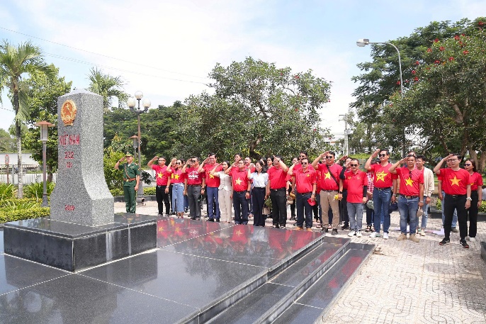 Chạm vào tổ quốc từ những cột mốc biên cương- Ảnh 2. Chạm vào tổ quốc từ những cột mốc biên cương- Ảnh 2.