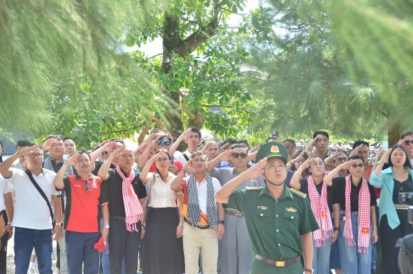 Chạm vào tổ quốc từ những cột mốc biên cương- Ảnh 4. Chạm vào tổ quốc từ những cột mốc biên cương- Ảnh 4.