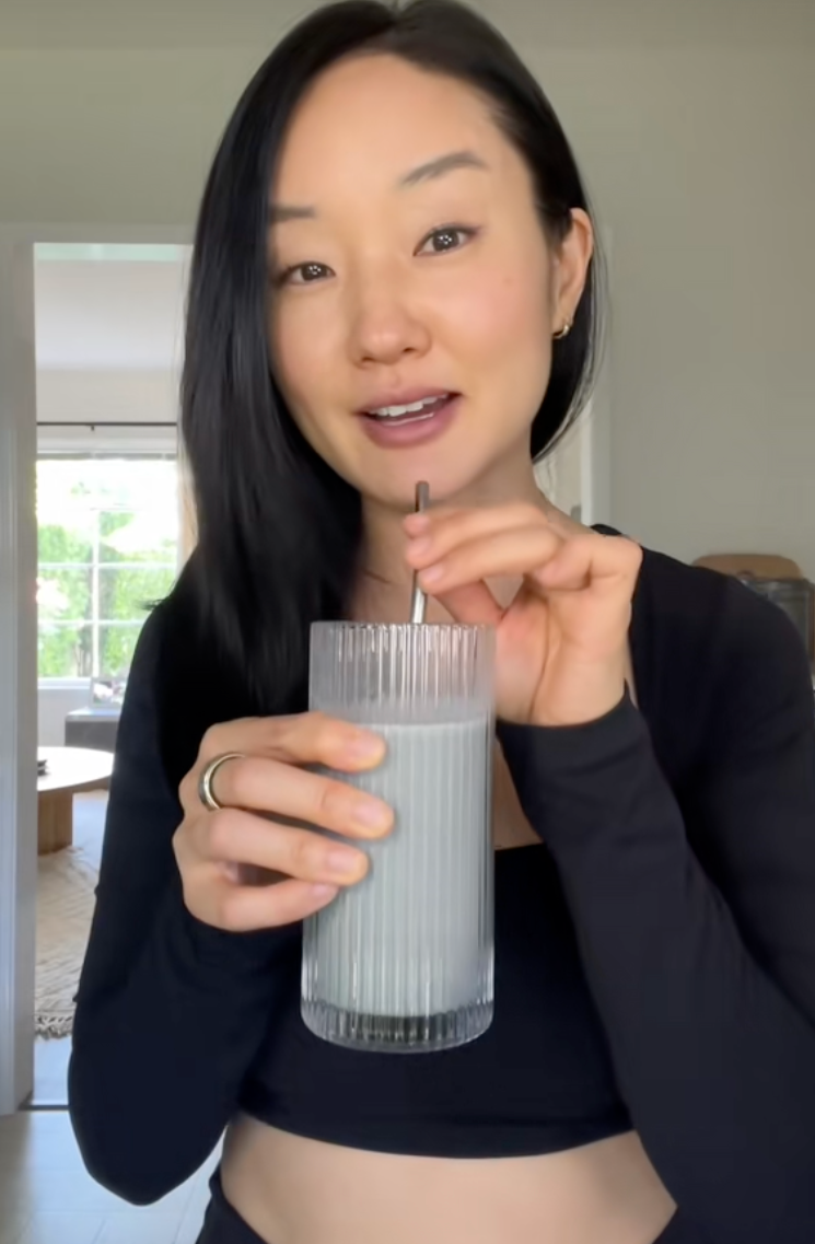 Mái tóc tuổi 40 vẫn đen mượt, bồng bềnh, không một sợi bạc: Bí quyết "học lỏm" từ bà ngoại tuổi U90- Ảnh 1. Mái tóc tuổi 40 vẫn đen mượt, bồng bềnh, không một sợi bạc: Bí quyết "học lỏm" từ bà ngoại tuổi U90- Ảnh 1.