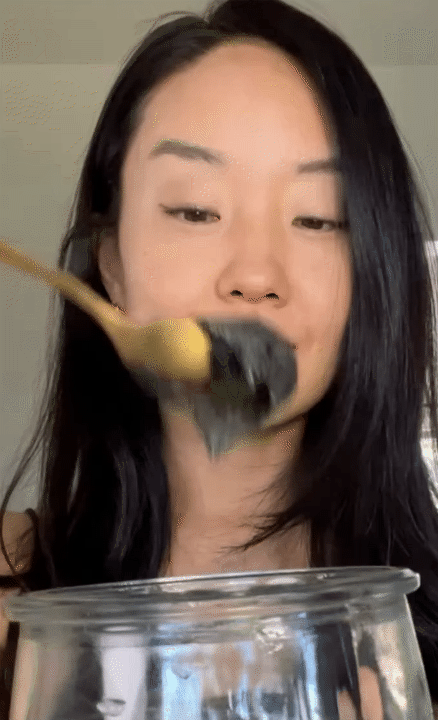 Mái tóc tuổi 40 vẫn đen mượt, bồng bềnh, không một sợi bạc: Bí quyết "học lỏm" từ bà ngoại tuổi U90- Ảnh 11. Mái tóc tuổi 40 vẫn đen mượt, bồng bềnh, không một sợi bạc: Bí quyết "học lỏm" từ bà ngoại tuổi U90- Ảnh 11.