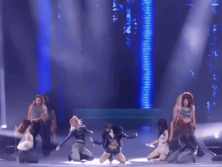 Ca sĩ tầm trung cố tình mặc hở, không thấy quyến rũ chỗ nào chỉ thấy phản cảm- Ảnh 2. Ca sĩ tầm trung cố tình mặc hở, không thấy quyến rũ chỗ nào chỉ thấy phản cảm- Ảnh 2.