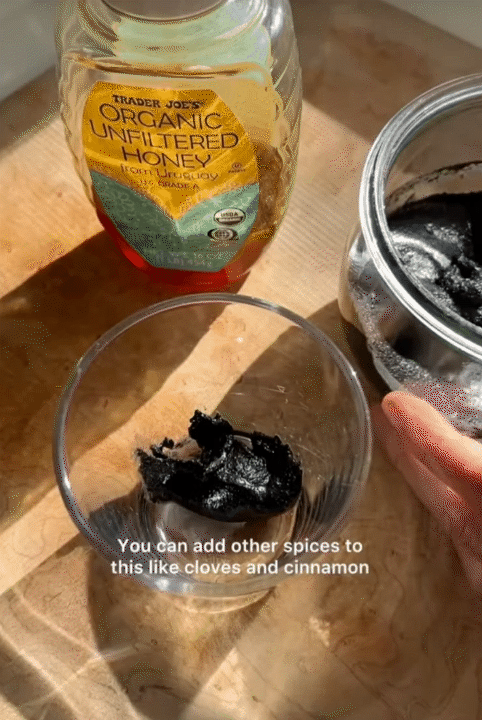 Mái tóc tuổi 40 vẫn đen mượt, bồng bềnh, không một sợi bạc: Bí quyết "học lỏm" từ bà ngoại tuổi U90- Ảnh 7. Mái tóc tuổi 40 vẫn đen mượt, bồng bềnh, không một sợi bạc: Bí quyết "học lỏm" từ bà ngoại tuổi U90- Ảnh 7.