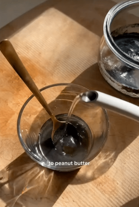 Mái tóc tuổi 40 vẫn đen mượt, bồng bềnh, không một sợi bạc: Bí quyết "học lỏm" từ bà ngoại tuổi U90- Ảnh 8. Mái tóc tuổi 40 vẫn đen mượt, bồng bềnh, không một sợi bạc: Bí quyết "học lỏm" từ bà ngoại tuổi U90- Ảnh 8.