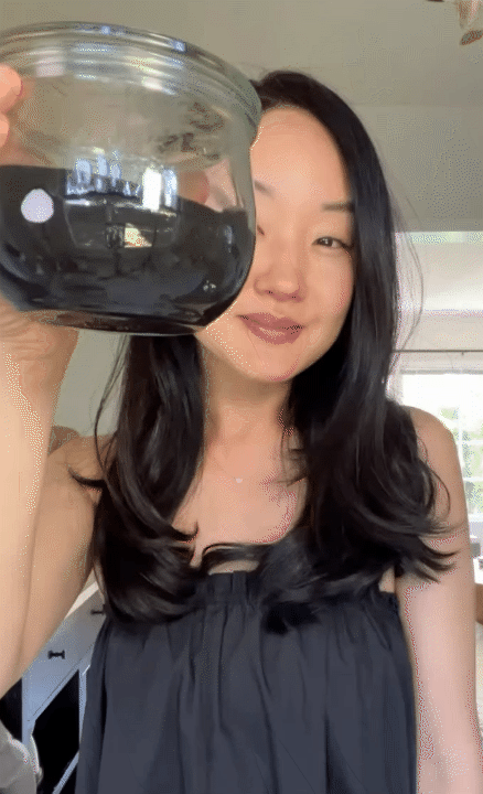 Mái tóc tuổi 40 vẫn đen mượt, bồng bềnh, không một sợi bạc: Bí quyết "học lỏm" từ bà ngoại tuổi U90- Ảnh 10. Mái tóc tuổi 40 vẫn đen mượt, bồng bềnh, không một sợi bạc: Bí quyết "học lỏm" từ bà ngoại tuổi U90- Ảnh 10.