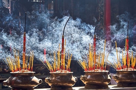 5 sai lầm khi thắp hương khiến lời khấn không linh nghiệm- Ảnh 1. 5 sai lầm khi thắp hương khiến lời khấn không linh nghiệm- Ảnh 1.