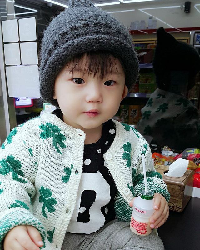 Buổi sáng mưa lạnh ở miền Bắc: Mẹ đưa con đi học cần chú ý gì để con không nhiễm bệnh theo mùa- Ảnh 1.