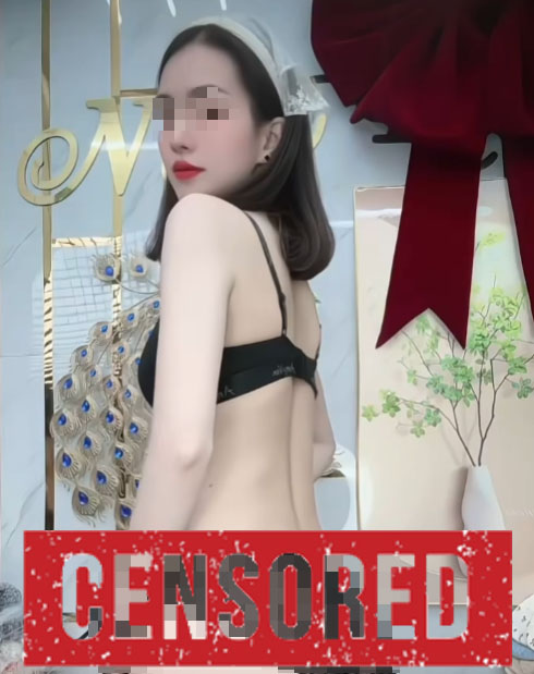 Bán nội y, hot girl vừa mặc vừa livestream khiến người xem không khỏi ái ngại: Bất chấp để bán hàng hay câu like?- Ảnh 5. Bán nội y, hot girl vừa mặc vừa livestream khiến người xem không khỏi ái ngại: Bất chấp để bán hàng hay câu like?- Ảnh 5.