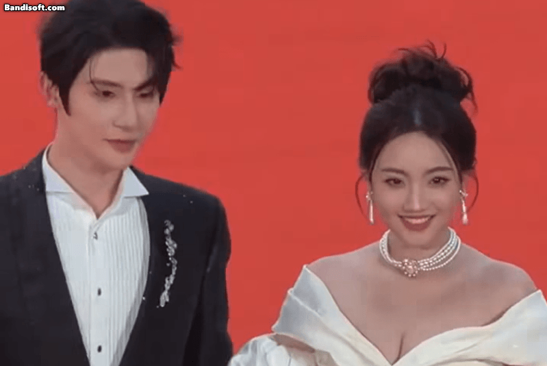 Cặp đôi phim giả tình thật công khai hôn nhau ngay trên thảm đỏ: Nhà gái vừa đẹp vừa bốc lửa, nhìn muốn cưới liền- Ảnh 1.