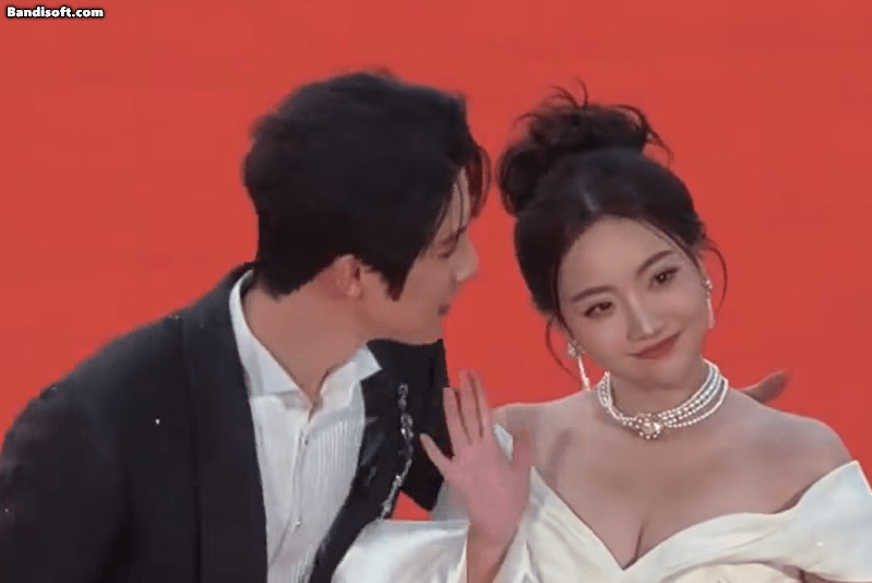 Cặp đôi phim giả tình thật công khai hôn nhau ngay trên thảm đỏ: Nhà gái vừa đẹp vừa bốc lửa, nhìn muốn cưới liền- Ảnh 2.