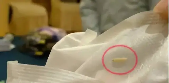 Một thương hiệu băng vệ sinh bị bóc mẽ sản phẩm có chứa “sâu sống bò lúc nhúc”- Ảnh 1.