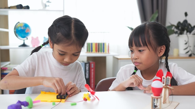 Thầy hiệu trưởng nói: Cha mẹ "NHÌN" 3 điểm này, biết con có "tài năng ẩn giấu" hay không rất dễ!- Ảnh 1. Thầy hiệu trưởng nói: Cha mẹ "NHÌN" 3 điểm này, biết con có "tài năng ẩn giấu" hay không rất dễ!- Ảnh 1.