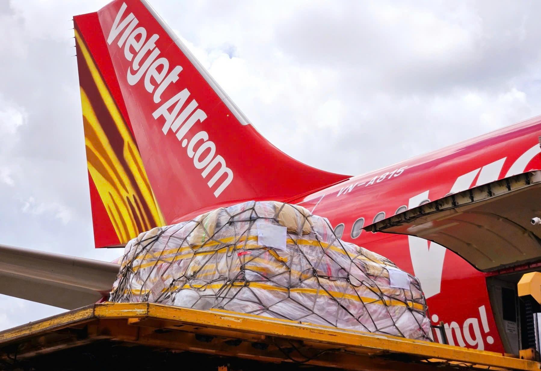 Vietjet cùng đồng bào vượt qua bão lũ, lan tỏa yêu thương- Ảnh 2.