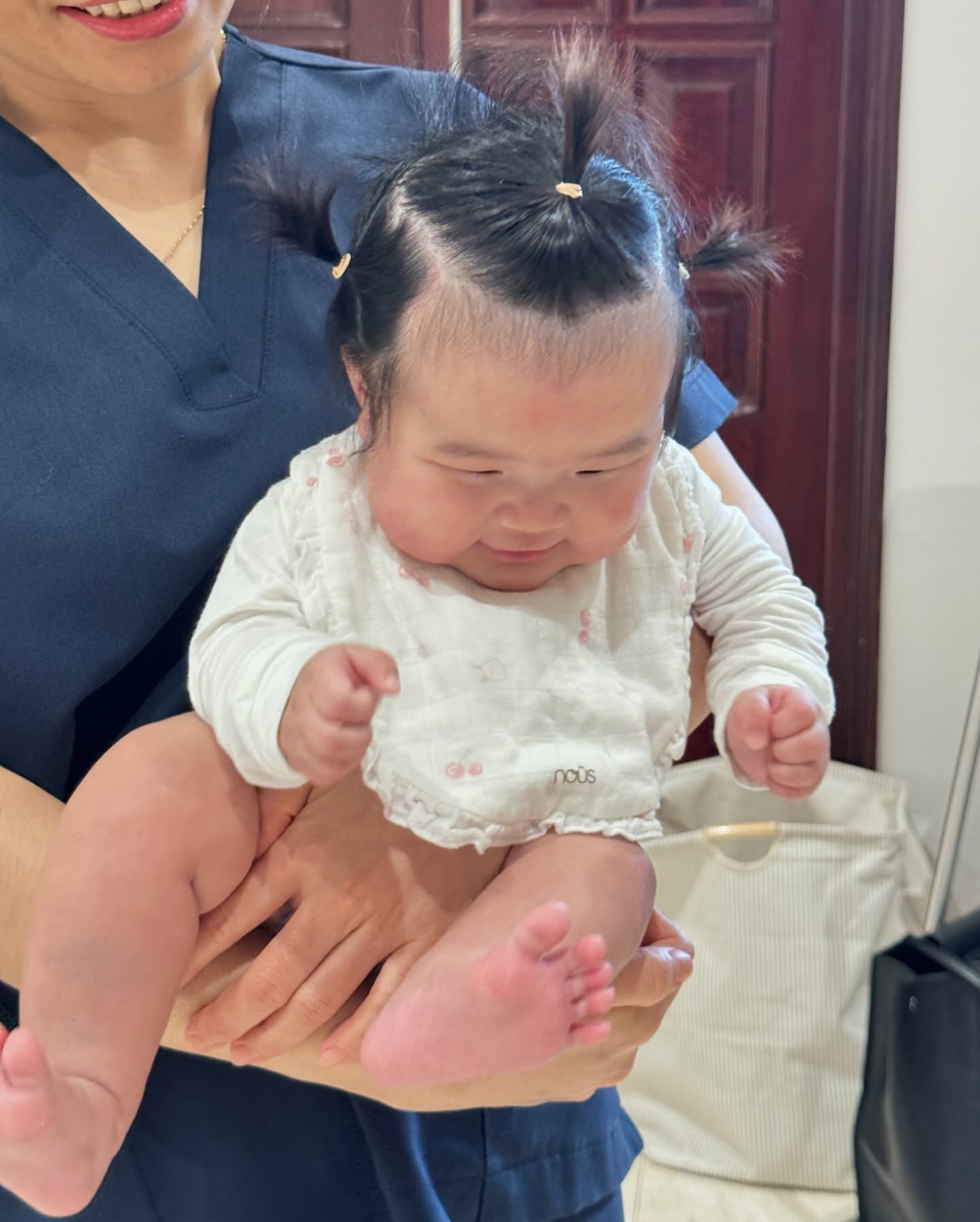 Công chúa nhỏ nhà NSƯT Xuân Hinh: Mới 4 tháng mà mái tóc dày mượt, 