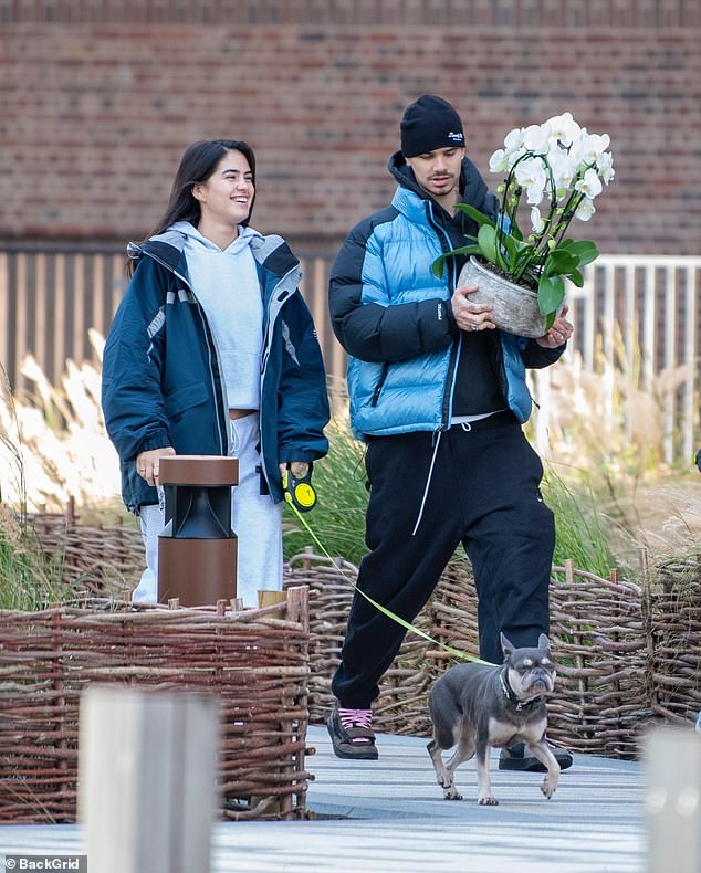 "Tóm dính" cậu hai nhà Beckham đeo nhẫn áp út cùng bạn gái xinh đẹp, cười tít mắt khi tình "gương vỡ lại lành"- Ảnh 1.