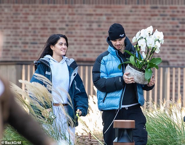 "Tóm dính" cậu hai nhà Beckham đeo nhẫn áp út cùng bạn gái xinh đẹp, cười tít mắt khi tình "gương vỡ lại lành"- Ảnh 3.