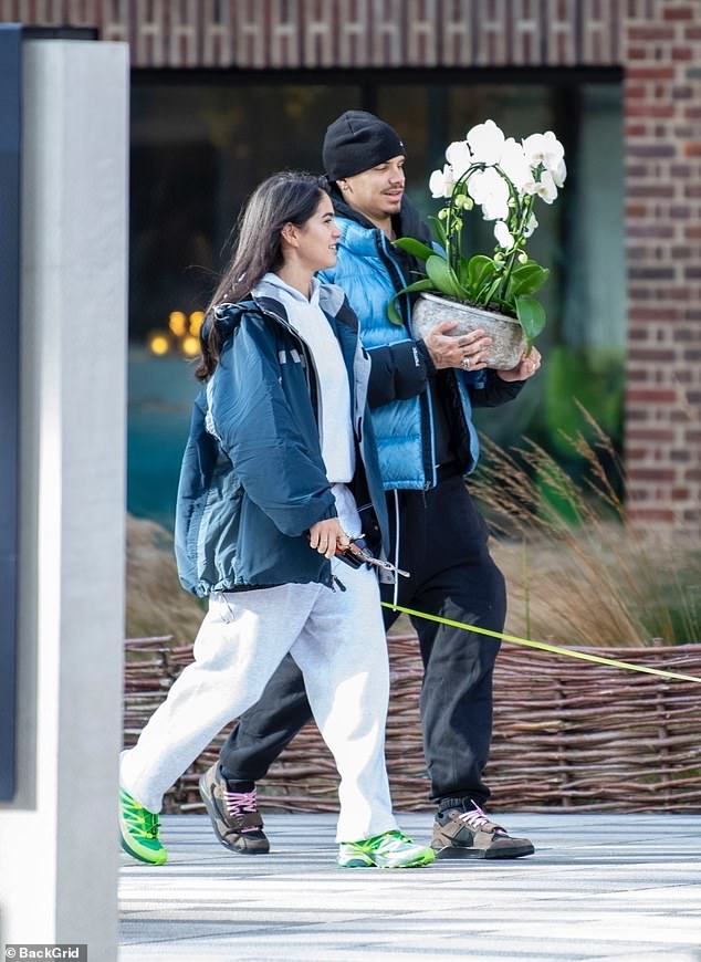 "Tóm dính" cậu hai nhà Beckham đeo nhẫn áp út cùng bạn gái xinh đẹp, cười tít mắt khi tình "gương vỡ lại lành"- Ảnh 6.