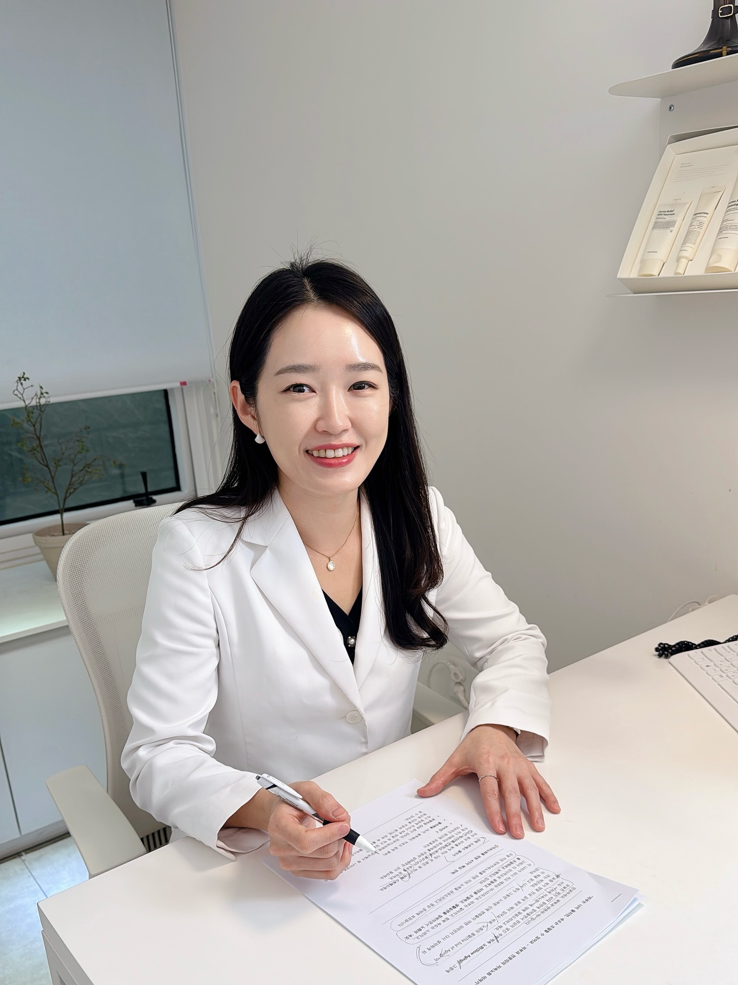 Bác sĩ da liễu Hàn Quốc "chống già" ở tuổi 44: Dùng serum tăng sinh collagen kết hợp kem trị nám- Ảnh 1. Bác sĩ da liễu Hàn Quốc "chống già" ở tuổi 44: Dùng serum tăng sinh collagen kết hợp kem trị nám- Ảnh 1.