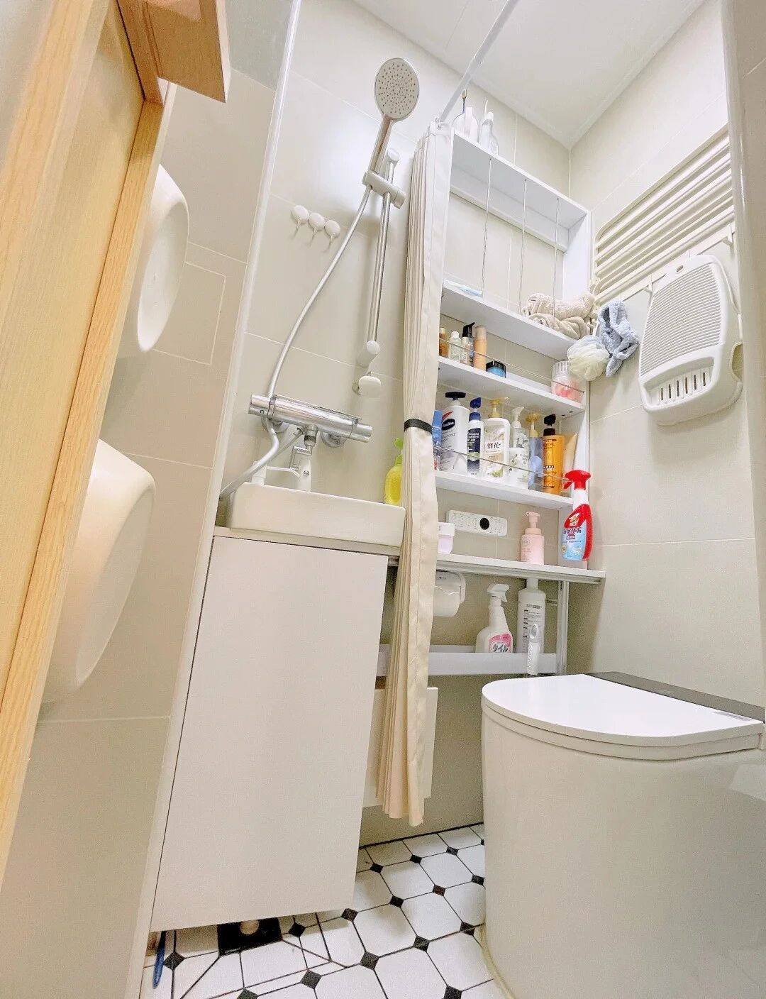 Căn hộ của người phụ nữ 37 tuổi gây sốt vì phòng tắm chỉ 1,4m² mà sang chảnh hơn cả khách sạn 5 sao- Ảnh 5. Căn hộ của người phụ nữ 37 tuổi gây sốt vì phòng tắm chỉ 1,4m² mà sang chảnh hơn cả khách sạn 5 sao- Ảnh 5.