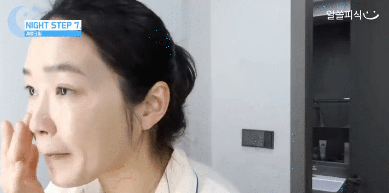 Bác sĩ da liễu Hàn Quốc "chống già" ở tuổi 44: Dùng serum tăng sinh collagen kết hợp kem trị nám- Ảnh 11. Bác sĩ da liễu Hàn Quốc "chống già" ở tuổi 44: Dùng serum tăng sinh collagen kết hợp kem trị nám- Ảnh 11.