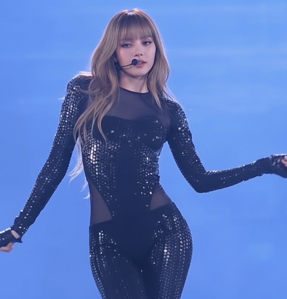 Lisa cho cả thế giới thấy "vòng 3", đến Indonesia lại chỉ được... thấy vải!- Ảnh 1.