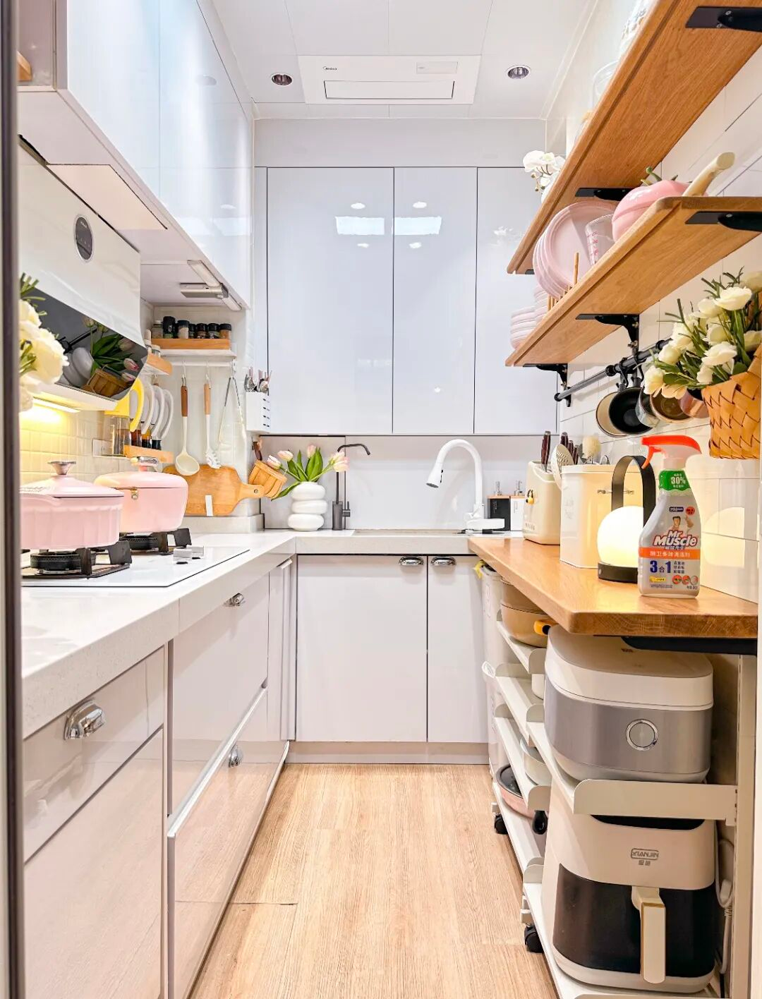 Căn bếp 3m² của người phụ nữ trung niên khiến mạng xã hội trầm trồ: Nhỏ nhưng sang, gọn, như một góc sống trong mơ- Ảnh 5. Căn bếp 3m² của người phụ nữ trung niên khiến mạng xã hội trầm trồ: Nhỏ nhưng sang, gọn, như một góc sống trong mơ- Ảnh 5.