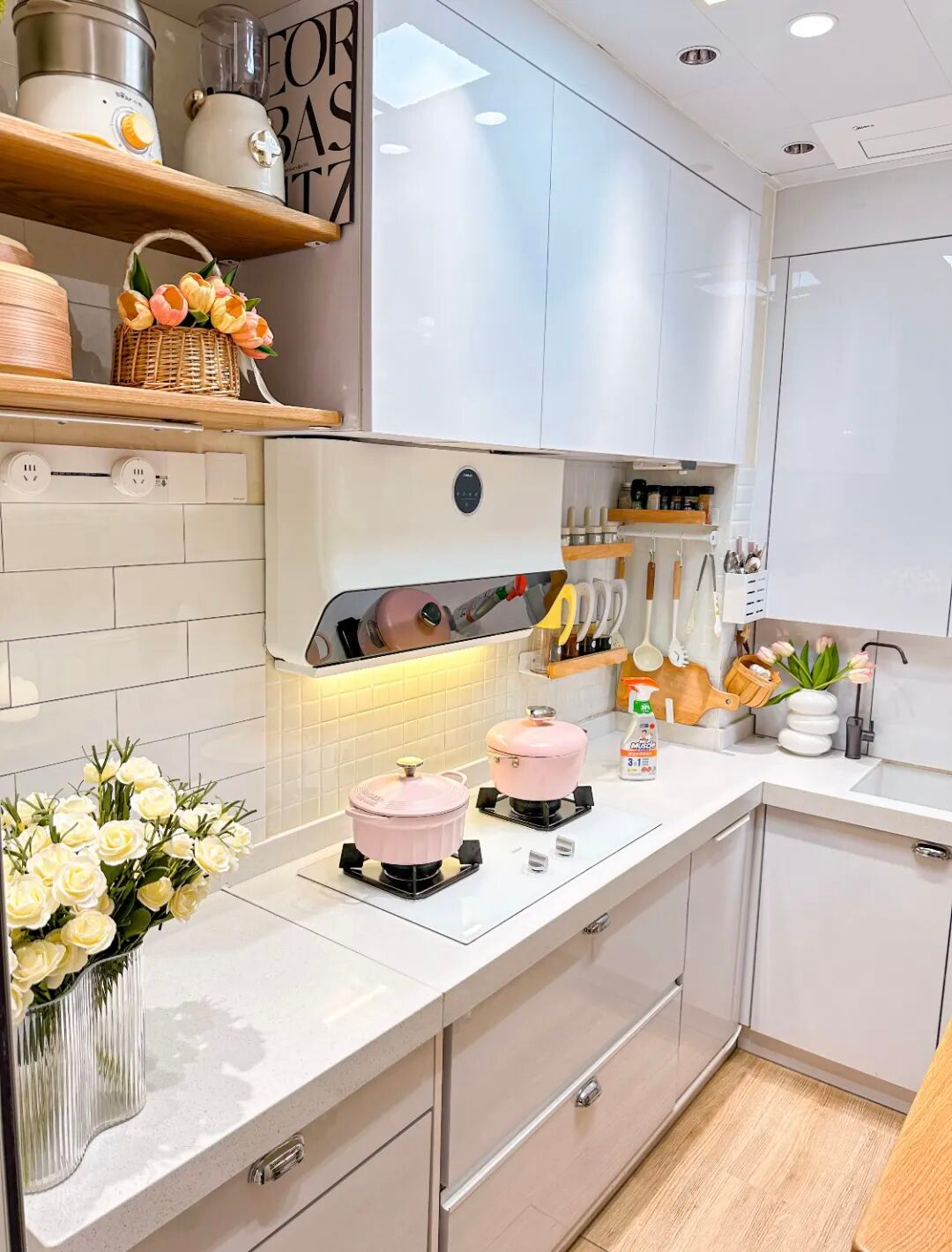 Căn bếp 3m² của người phụ nữ trung niên khiến mạng xã hội trầm trồ: Nhỏ nhưng sang, gọn, như một góc sống trong mơ- Ảnh 4. Căn bếp 3m² của người phụ nữ trung niên khiến mạng xã hội trầm trồ: Nhỏ nhưng sang, gọn, như một góc sống trong mơ- Ảnh 4.