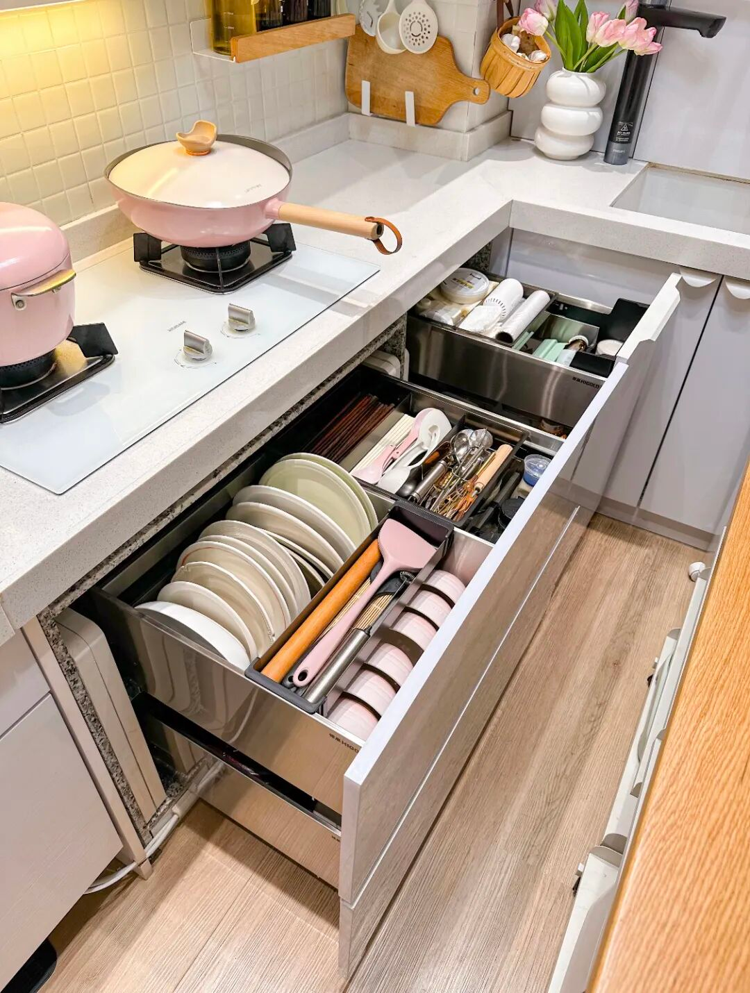 Căn bếp 3m² của người phụ nữ trung niên khiến mạng xã hội trầm trồ: Nhỏ nhưng sang, gọn, như một góc sống trong mơ- Ảnh 8. Căn bếp 3m² của người phụ nữ trung niên khiến mạng xã hội trầm trồ: Nhỏ nhưng sang, gọn, như một góc sống trong mơ- Ảnh 8.