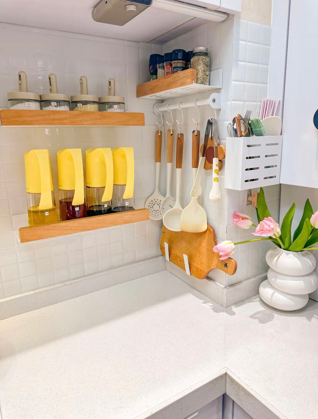 Căn bếp 3m² của người phụ nữ trung niên khiến mạng xã hội trầm trồ: Nhỏ nhưng sang, gọn, như một góc sống trong mơ- Ảnh 7. Căn bếp 3m² của người phụ nữ trung niên khiến mạng xã hội trầm trồ: Nhỏ nhưng sang, gọn, như một góc sống trong mơ- Ảnh 7.