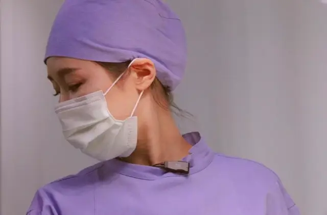 Nữ sinh điều dưỡng dùng 6 chai cồn cọ rửa chân suốt 2 tiếng mỗi đêm, nguyên nhân là...- Ảnh 1.