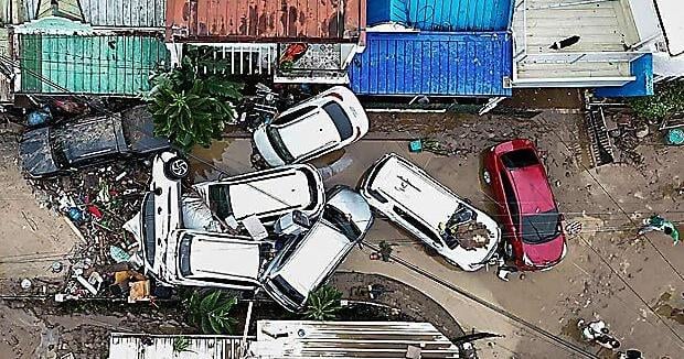 Bão Kalmaegi đổ bộ vào Philippines lần thứ 7, khung cảnh khắp nơi như "ngày tận thế"- Ảnh 1.