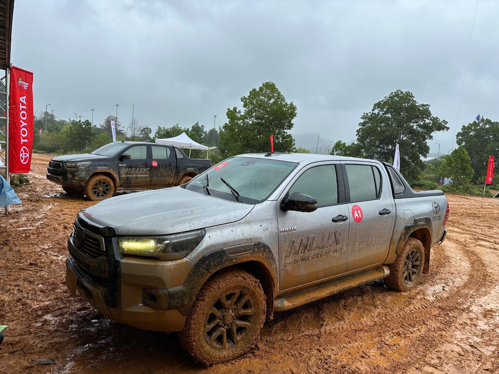 Toyota Hilux “khuấy đảo” giải đua xe ô tô địa hình lớn nhất Việt Nam năm 2025- Ảnh 2.