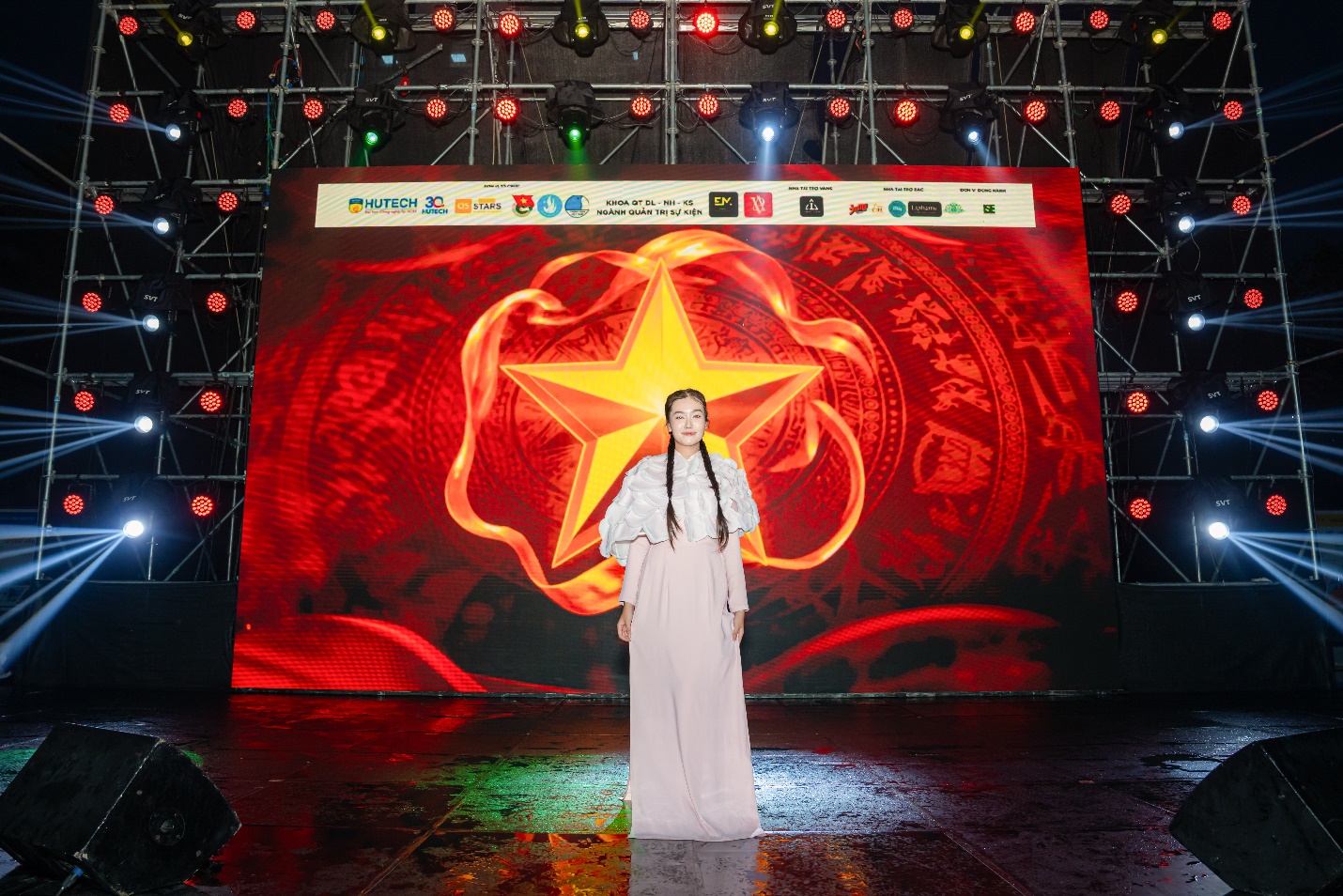 Gen Z “biến” giảng đường thành sân khấu concert hoành tráng- Ảnh 5. Gen Z “biến” giảng đường thành sân khấu concert hoành tráng- Ảnh 5.