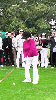 Ở tuổi 93, hiệu trưởng Đại học Gachon vẫn thể hiện cú swing golf đầy uy lực khiến nhiều người lầm tưởng là video AI- Ảnh 2. Ở tuổi 93, hiệu trưởng Đại học Gachon vẫn thể hiện cú swing golf đầy uy lực khiến nhiều người lầm tưởng là video AI- Ảnh 2.