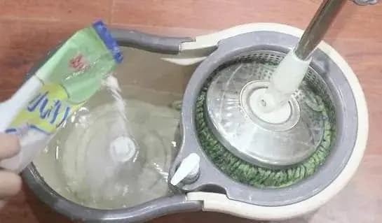 Lau nhà bằng nước là vô nghĩa: Thêm 1 thứ này vào, sàn sáng như gương suốt cả tuần!- Ảnh 3. Lau nhà bằng nước là vô nghĩa: Thêm 1 thứ này vào, sàn sáng như gương suốt cả tuần!- Ảnh 3.