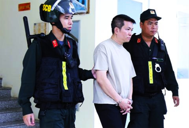 Xôn xao đoạn video Đoàn Di Băng ngồi xe lăn, thở oxy sau khi chồng bị bắt? - Ảnh 6. Xôn xao đoạn video Đoàn Di Băng ngồi xe lăn, thở oxy sau khi chồng bị bắt? - Ảnh 6.